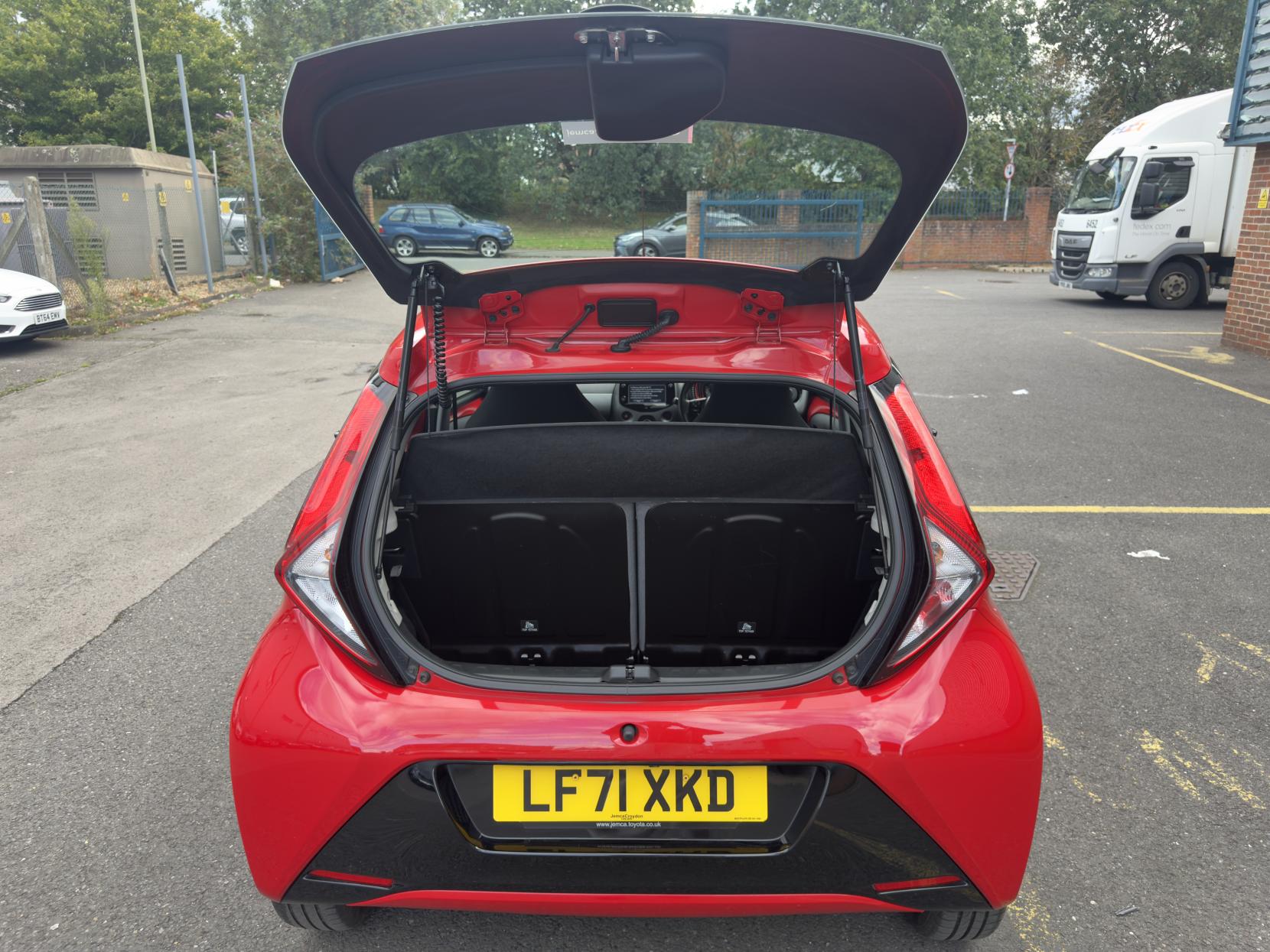 Toyota AYGO 1.0 VVT-i x-play Hatchback 5dr Petrol Manual Euro 6 (s/s) (71 ps)