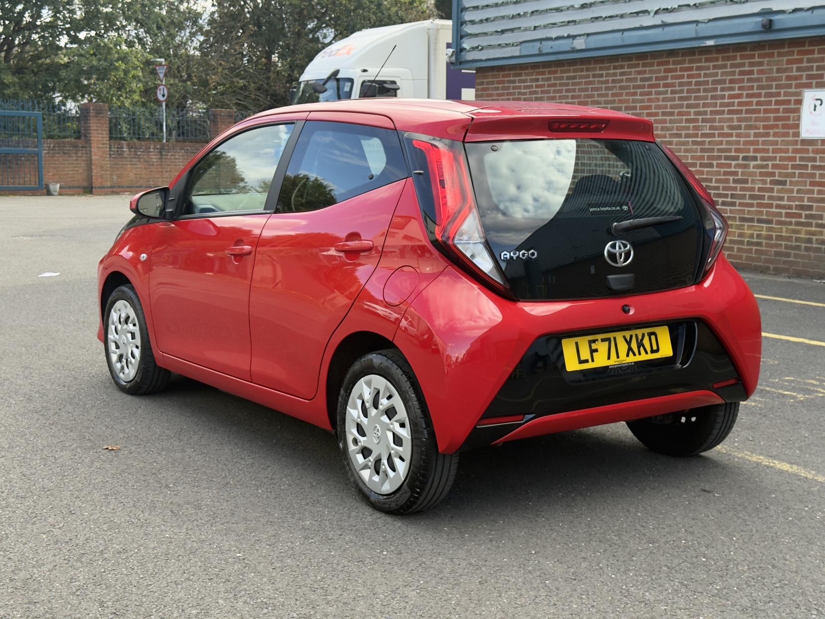 Toyota AYGO 1.0 VVT-i x-play Hatchback 5dr Petrol Manual Euro 6 (s/s) (71 ps)