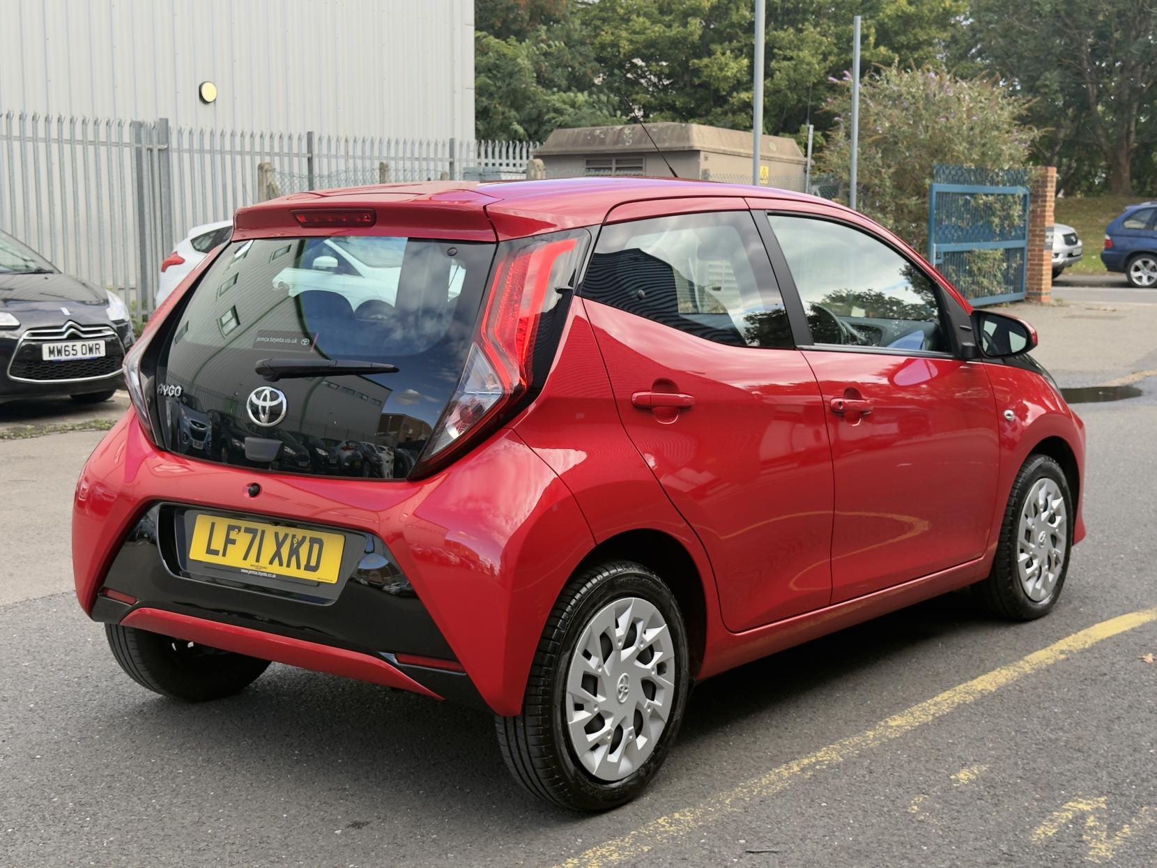 Toyota AYGO 1.0 VVT-i x-play Hatchback 5dr Petrol Manual Euro 6 (s/s) (71 ps)