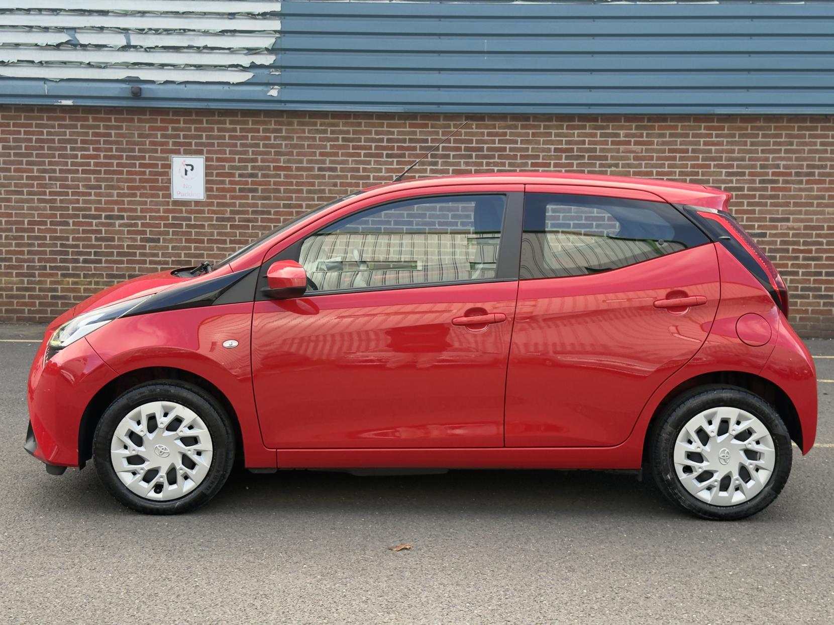 Toyota AYGO 1.0 VVT-i x-play Hatchback 5dr Petrol Manual Euro 6 (s/s) (71 ps)