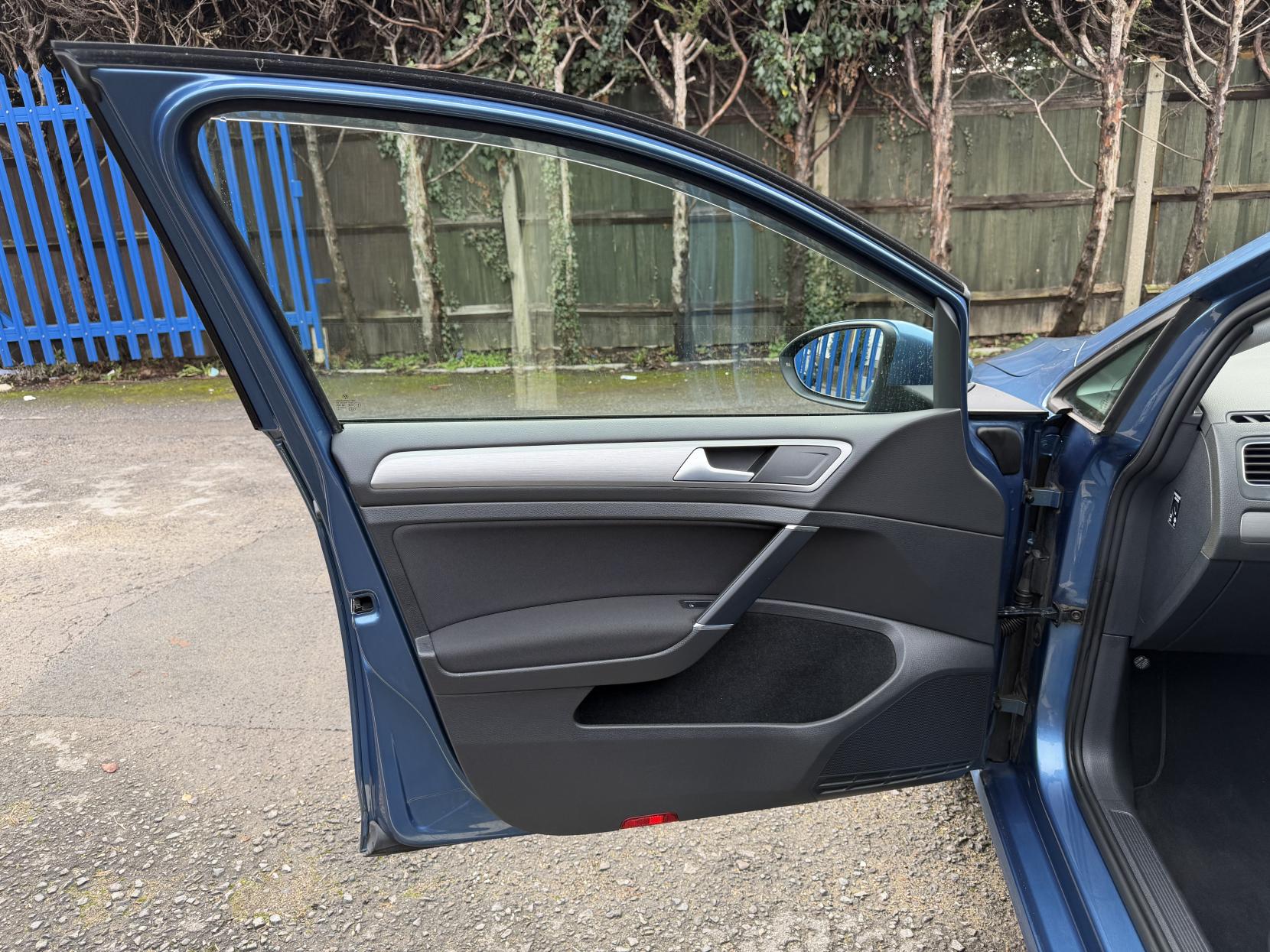 Volkswagen Golf 1.2 TSI BlueMotion Tech S Hatchback 5dr Petrol DSG Euro 5 (s/s) (105 ps)