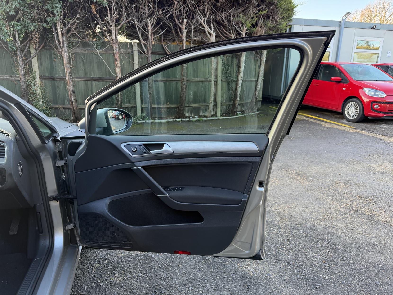 Volkswagen Golf 1.2 TSI BlueMotion Tech S Hatchback 5dr Petrol DSG Euro 5 (s/s) (105 ps)