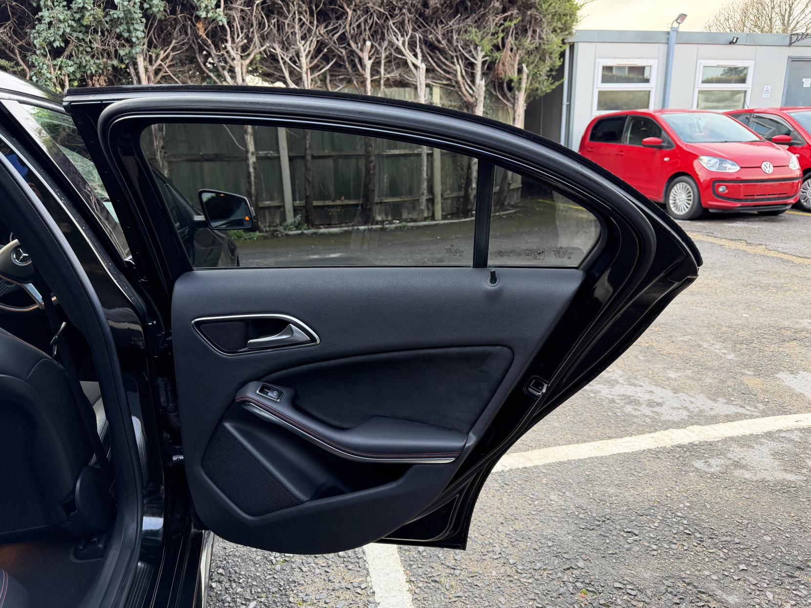 Mercedes-Benz A Class 1.6 A180 BlueEfficiency SE Hatchback 5dr Petrol 7G-DCT Euro 6 (s/s) (122 ps)