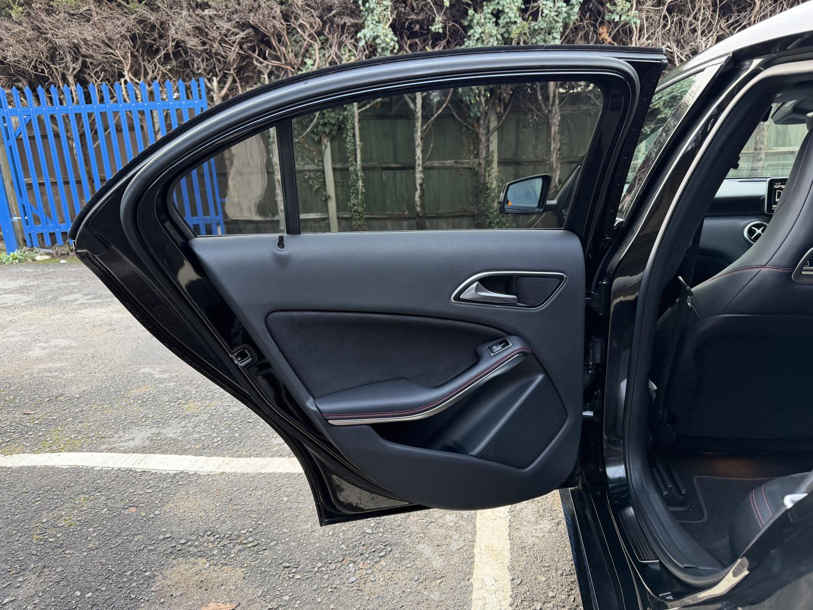 Mercedes-Benz A Class 1.6 A180 BlueEfficiency SE Hatchback 5dr Petrol 7G-DCT Euro 6 (s/s) (122 ps)